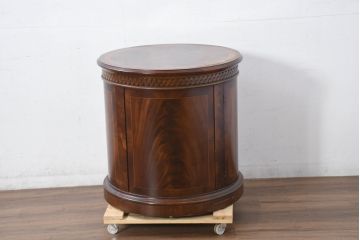 中古　美品　アメリカ　最高級家具メーカー　Baker(ベーカー社)　存在感と収納力を兼ね備えたドラムテーブル(ラウンドテーブル、サイドテーブル、コーヒーテーブル、サイドキャビネット)(定価約80万円)(R-081154)