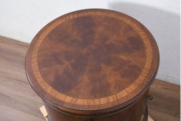 中古　美品　アメリカ　最高級家具メーカー　Baker(ベーカー社)　存在感と収納力を兼ね備えたドラムテーブル(ラウンドテーブル、サイドテーブル、コーヒーテーブル、サイドキャビネット)(定価約80万円)(R-081154)