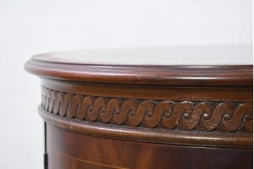 中古　美品　アメリカ　最高級家具メーカー　Baker(ベーカー社)　存在感と収納力を兼ね備えたドラムテーブル(ラウンドテーブル、サイドテーブル、コーヒーテーブル、サイドキャビネット)(定価約80万円)(R-081154)
