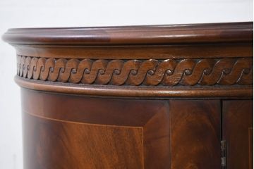 中古　美品　アメリカ　最高級家具メーカー　Baker(ベーカー社)　存在感と収納力を兼ね備えたドラムテーブル(ラウンドテーブル、サイドテーブル、コーヒーテーブル、サイドキャビネット)(定価約80万円)(R-081154)