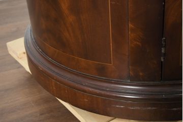 中古　美品　アメリカ　最高級家具メーカー　Baker(ベーカー社)　存在感と収納力を兼ね備えたドラムテーブル(ラウンドテーブル、サイドテーブル、コーヒーテーブル、サイドキャビネット)(定価約80万円)(R-081154)