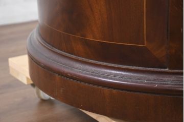中古　美品　アメリカ　最高級家具メーカー　Baker(ベーカー社)　存在感と収納力を兼ね備えたドラムテーブル(ラウンドテーブル、サイドテーブル、コーヒーテーブル、サイドキャビネット)(定価約80万円)(R-081154)
