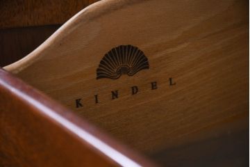 中古　美品　特大サイズ!!　アメリカ　最高級家具メーカー　KINDEL(キンデル)　マホガニー材　高級感のある優雅な佇まいが魅力の二段重ねキャビネット(収納棚、戸棚、食器棚、カップボード、飾り棚、コレクションケース、ディスプレイケース、キュリオケース、店舗什器)(定価約500万円)(R-081155)