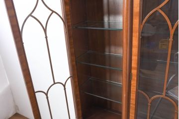 中古　美品　特大サイズ!!　アメリカ　最高級家具メーカー　KINDEL(キンデル)　マホガニー材　高級感のある優雅な佇まいが魅力の二段重ねキャビネット(収納棚、戸棚、食器棚、カップボード、飾り棚、コレクションケース、ディスプレイケース、キュリオケース、店舗什器)(定価約500万円)(R-081155)