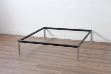中古　Cassina(カッシーナ)　ル・コルビュジエ(Le Corbusier)　10 TABLE EN TUBE(ターブル アン テューブ)　LC10　スタイリッシュなデザインが目を惹かれるガラスのローテーブル(リビングテーブル、センターテーブル、カクテルテーブル)(定価約87万円)(R-081162)