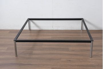 中古　Cassina(カッシーナ)　ル・コルビュジエ(Le Corbusier)　10 TABLE EN TUBE(ターブル アン テューブ)　LC10　スタイリッシュなデザインが目を惹かれるガラスのローテーブル(リビングテーブル、センターテーブル、カクテルテーブル)(定価約87万円)(R-081162)