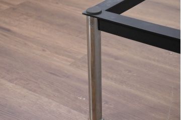 中古　Cassina(カッシーナ)　ル・コルビュジエ(Le Corbusier)　10 TABLE EN TUBE(ターブル アン テューブ)　LC10　スタイリッシュなデザインが目を惹かれるガラスのローテーブル(リビングテーブル、センターテーブル、カクテルテーブル)(定価約87万円)(R-081162)