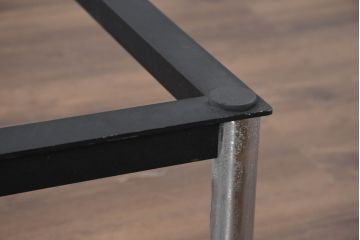 中古　Cassina(カッシーナ)　ル・コルビュジエ(Le Corbusier)　10 TABLE EN TUBE(ターブル アン テューブ)　LC10　スタイリッシュなデザインが目を惹かれるガラスのローテーブル(リビングテーブル、センターテーブル、カクテルテーブル)(定価約87万円)(R-081162)