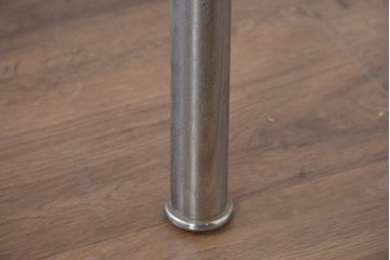 中古　Cassina(カッシーナ)　ル・コルビュジエ(Le Corbusier)　10 TABLE EN TUBE(ターブル アン テューブ)　LC10　スタイリッシュなデザインが目を惹かれるガラスのローテーブル(リビングテーブル、センターテーブル、カクテルテーブル)(定価約87万円)(R-081162)
