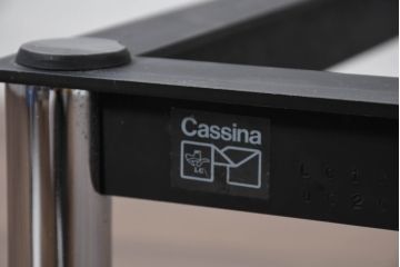 中古　Cassina(カッシーナ)　ル・コルビュジエ(Le Corbusier)　10 TABLE EN TUBE(ターブル アン テューブ)　LC10　スタイリッシュなデザインが目を惹かれるガラスのローテーブル(リビングテーブル、センターテーブル、カクテルテーブル)(定価約87万円)(R-081162)