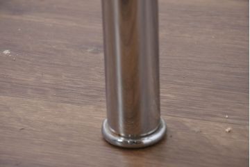 中古　Cassina(カッシーナ)　ル・コルビュジエ(Le Corbusier)　10 TABLE EN TUBE(ターブル アン テューブ)　LC10　スタイリッシュなデザインが目を惹かれるガラスのローテーブル(リビングテーブル、センターテーブル、カクテルテーブル)(定価約87万円)(R-081162)