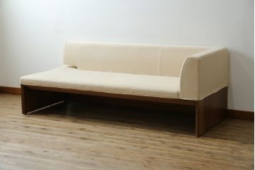 中古　美品　カリモク(karimoku)　スタンダードモダンシリーズ　ウォールナット　スウェード調のクッションカバーが取り出し可能タイプの3人掛けベンチソファ(ソファ、3P、三人掛け)(定価約23万円)(R-081166)