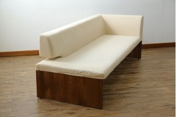 中古　美品　カリモク(karimoku)　スタンダードモダンシリーズ　ウォールナット　スウェード調のクッションカバーが取り出し可能タイプの3人掛けベンチソファ(ソファ、3P、三人掛け)(定価約23万円)(R-081166)