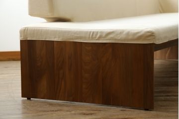 中古　美品　カリモク(karimoku)　スタンダードモダンシリーズ　ウォールナット　スウェード調のクッションカバーが取り出し可能タイプの3人掛けベンチソファ(ソファ、3P、三人掛け)(定価約23万円)(R-081166)