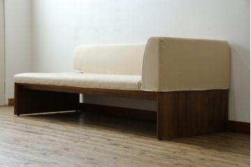 中古　美品　カリモク(karimoku)　スタンダードモダンシリーズ　ウォールナット　スウェード調のクッションカバーが取り出し可能タイプの3人掛けベンチソファ(ソファ、3P、三人掛け)(定価約23万円)(R-081166)