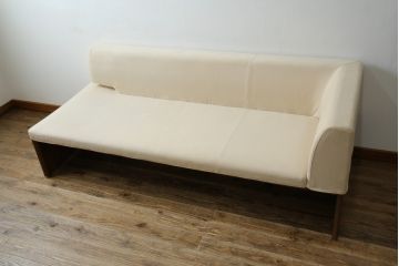 中古　美品　カリモク(karimoku)　スタンダードモダンシリーズ　ウォールナット　スウェード調のクッションカバーが取り出し可能タイプの3人掛けベンチソファ(ソファ、3P、三人掛け)(定価約23万円)(R-081166)