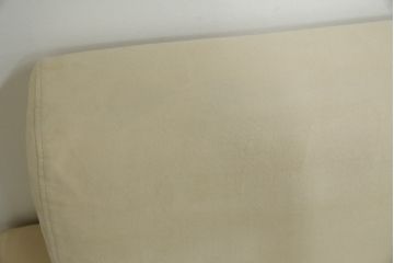 中古　美品　カリモク(karimoku)　スタンダードモダンシリーズ　ウォールナット　スウェード調のクッションカバーが取り出し可能タイプの3人掛けベンチソファ(ソファ、3P、三人掛け)(定価約23万円)(R-081166)