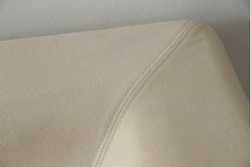 中古　美品　カリモク(karimoku)　スタンダードモダンシリーズ　ウォールナット　スウェード調のクッションカバーが取り出し可能タイプの3人掛けベンチソファ(ソファ、3P、三人掛け)(定価約23万円)(R-081166)