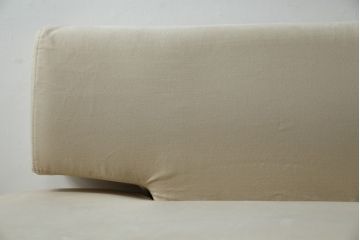 中古　美品　カリモク(karimoku)　スタンダードモダンシリーズ　ウォールナット　スウェード調のクッションカバーが取り出し可能タイプの3人掛けベンチソファ(ソファ、3P、三人掛け)(定価約23万円)(R-081166)
