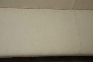中古　美品　カリモク(karimoku)　スタンダードモダンシリーズ　ウォールナット　スウェード調のクッションカバーが取り出し可能タイプの3人掛けベンチソファ(ソファ、3P、三人掛け)(定価約23万円)(R-081166)