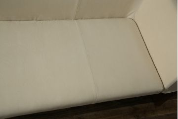 中古　美品　カリモク(karimoku)　スタンダードモダンシリーズ　ウォールナット　スウェード調のクッションカバーが取り出し可能タイプの3人掛けベンチソファ(ソファ、3P、三人掛け)(定価約23万円)(R-081166)