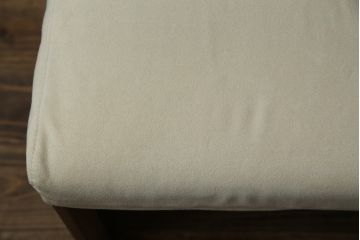 中古　美品　カリモク(karimoku)　スタンダードモダンシリーズ　ウォールナット　スウェード調のクッションカバーが取り出し可能タイプの3人掛けベンチソファ(ソファ、3P、三人掛け)(定価約23万円)(R-081166)