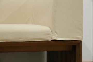 中古　美品　カリモク(karimoku)　スタンダードモダンシリーズ　ウォールナット　スウェード調のクッションカバーが取り出し可能タイプの3人掛けベンチソファ(ソファ、3P、三人掛け)(定価約23万円)(R-081166)