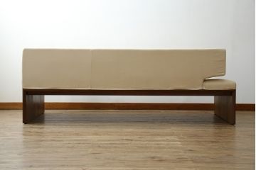 中古　美品　カリモク(karimoku)　スタンダードモダンシリーズ　ウォールナット　スウェード調のクッションカバーが取り出し可能タイプの3人掛けベンチソファ(ソファ、3P、三人掛け)(定価約23万円)(R-081166)