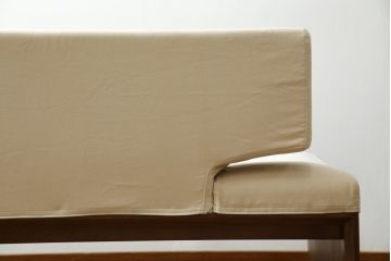 中古　美品　カリモク(karimoku)　スタンダードモダンシリーズ　ウォールナット　スウェード調のクッションカバーが取り出し可能タイプの3人掛けベンチソファ(ソファ、3P、三人掛け)(定価約23万円)(R-081166)