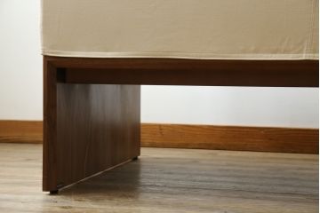 中古　美品　カリモク(karimoku)　スタンダードモダンシリーズ　ウォールナット　スウェード調のクッションカバーが取り出し可能タイプの3人掛けベンチソファ(ソファ、3P、三人掛け)(定価約23万円)(R-081166)