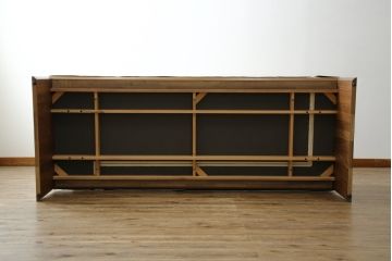 中古　美品　カリモク(karimoku)　スタンダードモダンシリーズ　ウォールナット　スウェード調のクッションカバーが取り出し可能タイプの3人掛けベンチソファ(ソファ、3P、三人掛け)(定価約23万円)(R-081166)