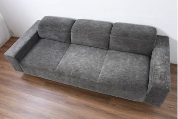 中古　美品　BoConcept(ボーコンセプト)　Henrik Pedersen(ヘンリック・ペダーセン)　Hampton(ハンプトン)　アジャスタブルバック付き　快適な位置に調整できるバックレストを備えた3人掛けソファ(三人掛け、3Pソファ、トリプルソファ、サイド収納付き、北欧)(定価約85万円)(R-081167)