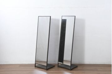 中古　エグジットメタルワークサプライ(EXIT METAL WORK SUPPLY)　インダストリアル感溢れるデザインのスタンドミラー2台セット(姿見、鏡、店舗什器)(定価2台で約28万円)(R-81169)