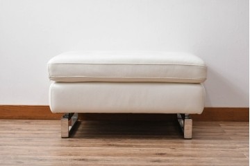 中古　ドイツ　高級家具ブランド　Domicil(ドミシール)　本革(レザー)　シンプルで使い勝手の良いオットマン(フットスツール)　定価約10万円相当　(R-081170)