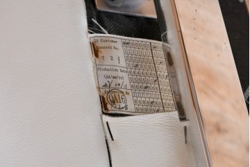 中古　ドイツ　高級家具ブランド　Domicil(ドミシール)　本革(レザー)　シンプルで使い勝手の良いオットマン(フットスツール)　定価約10万円相当　(R-081170)