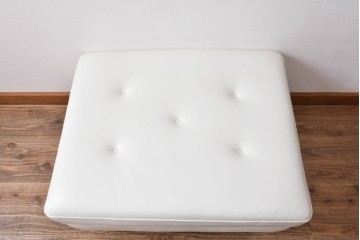 中古　ドイツ　高級家具ブランド　Domicil(ドミシール)　本革(レザー)　シンプルで使い勝手の良いオットマン(フットスツール)　定価約10万円相当　(R-081170)