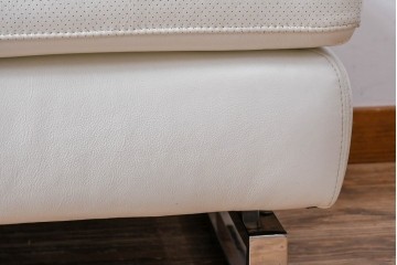 中古　ドイツ　高級家具ブランド　Domicil(ドミシール)　本革(レザー)　シンプルで使い勝手の良いオットマン(フットスツール)　定価約10万円相当　(R-081170)