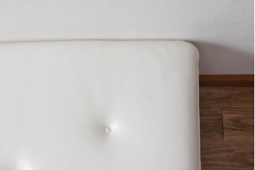 中古　ドイツ　高級家具ブランド　Domicil(ドミシール)　本革(レザー)　シンプルで使い勝手の良いオットマン(フットスツール)　定価約10万円相当　(R-081170)