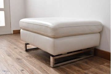 中古　ドイツ　高級家具ブランド　Domicil(ドミシール)　本革(レザー)　シンプルで使い勝手の良いオットマン(フットスツール)　定価約10万円相当　(R-081170)