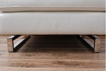 中古　ドイツ　高級家具ブランド　Domicil(ドミシール)　本革(レザー)　シンプルで使い勝手の良いオットマン(フットスツール)　定価約10万円相当　(R-081170)