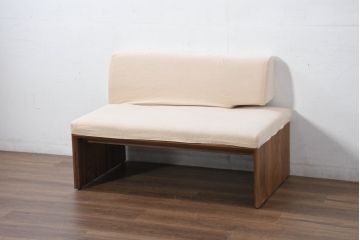 中古　美品　カリモク(karimoku)　スタンダードモダンシリーズ　ウォールナット　スウェード調のクッションカバーが取り出し可能タイプのカウチソファ(ソファ、1人掛け、2人掛け)(定価約15万円)(R-081171)