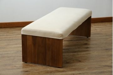 中古　美品　カリモク(karimoku)　スタンダードモダンシリーズ　ウォールナット　スウェード調のクッションカバーが取り出し可能タイプのシンプルなベンチ(長椅子、1人掛け、2人掛け)(定価約11万円)(R-081172)