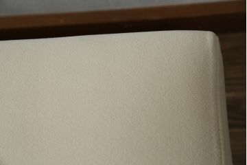 中古　美品　カリモク(karimoku)　スタンダードモダンシリーズ　ウォールナット　スウェード調のクッションカバーが取り出し可能タイプのシンプルなベンチ(長椅子、1人掛け、2人掛け)(定価約11万円)(R-081172)