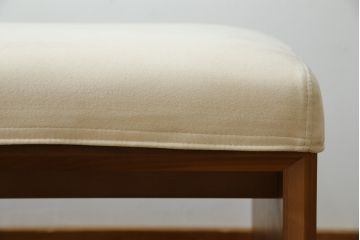 中古　美品　カリモク(karimoku)　スタンダードモダンシリーズ　ウォールナット　スウェード調のクッションカバーが取り出し可能タイプのシンプルなベンチ(長椅子、1人掛け、2人掛け)(定価約11万円)(R-081172)