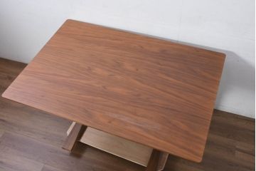中古　カリモク家具(karimoku)　スタンダードモダンシリーズ　ウォールナット材　天板下に収納スペースがある食堂テーブル(ダイニングテーブル、食卓、4人掛け、6人掛け、作業台)(定価約22万円)(R-081173)