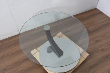 中古　希少な廃番品　高級イタリア家具ブランド　CATTELAN(カッテラン)　ガラストップ　どの角度から見ても美しい斬新なモダンデザインが魅力のコーヒーテーブル(ローテーブル、センターテーブル、リビングテーブル、ガラストップテーブル、ラウンドテーブル、丸テーブル)(定価約17万円)(R-081174)