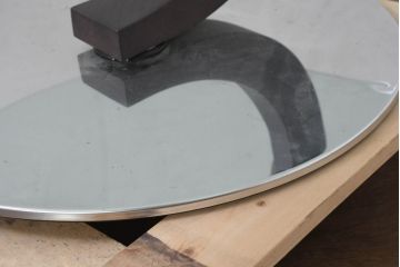 中古　希少な廃番品　高級イタリア家具ブランド　CATTELAN(カッテラン)　ガラストップ　どの角度から見ても美しい斬新なモダンデザインが魅力のコーヒーテーブル(ローテーブル、センターテーブル、リビングテーブル、ガラストップテーブル、ラウンドテーブル、丸テーブル)(定価約17万円)(R-081174)