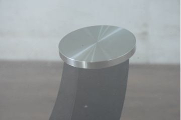 中古　希少な廃番品　高級イタリア家具ブランド　CATTELAN(カッテラン)　ガラストップ　どの角度から見ても美しい斬新なモダンデザインが魅力のコーヒーテーブル(ローテーブル、センターテーブル、リビングテーブル、ガラストップテーブル、ラウンドテーブル、丸テーブル)(定価約17万円)(R-081174)