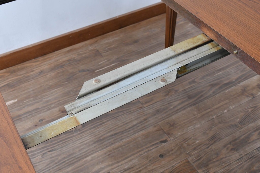 アメリカビンテージ　アメリカンカントリー　上品な装飾が魅力的なエクステンションテーブル　(R-081175)