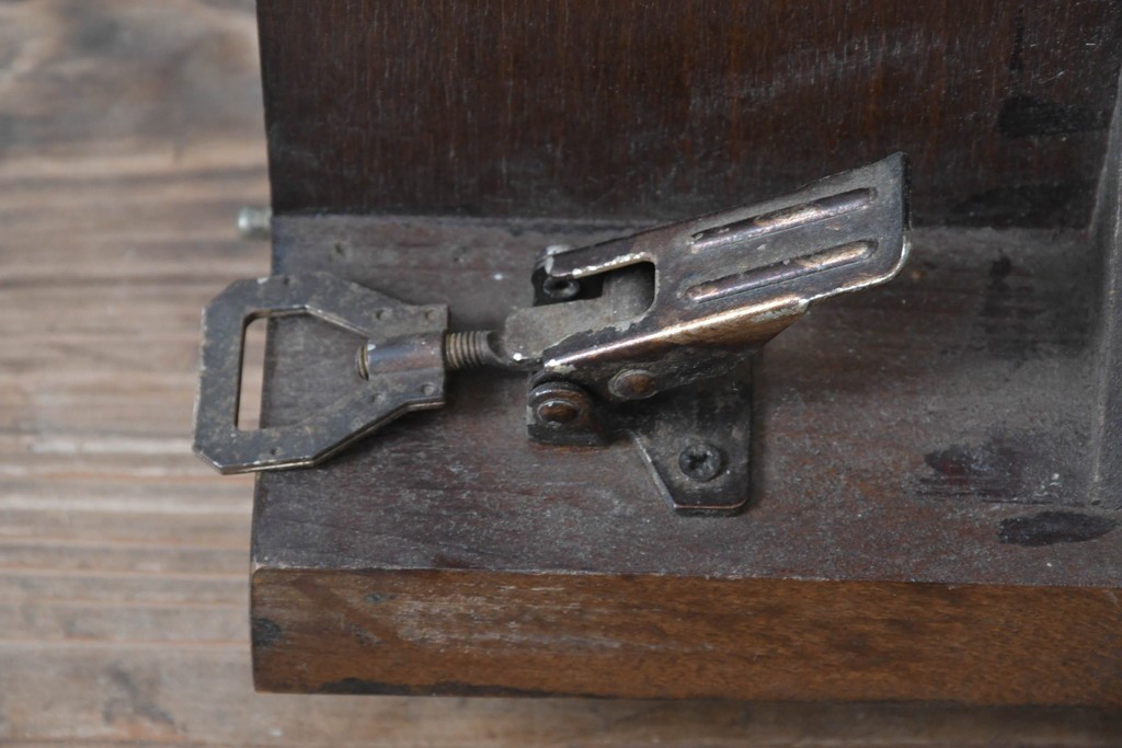 アメリカビンテージ　アメリカンカントリー　上品な装飾が魅力的なエクステンションテーブル　(R-081175)